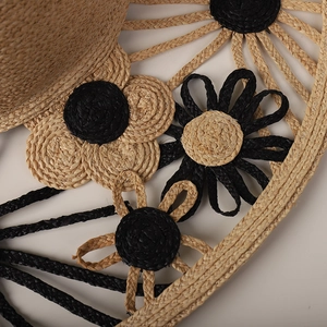 Κομψό ψάθινο καπέλο raffia με φαρδύ γείσο, δίχρωμη ύφανση και πλεκτή λουλουδένια λεπτομέρεια
