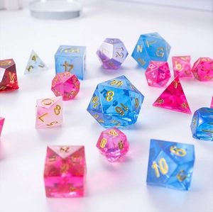 Set de dés polyédriques TRPG avec chiffres dorés et texture résine nébuleuse
