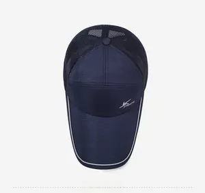 Vue de dessus d'une casquette de sport en mesh bleu marine respirante avec logo