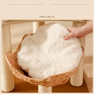 Arbre à chat tressé à trois niveaux avec coussins en peluche blanche et griffoir