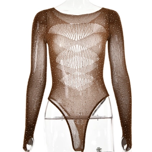 Détail d'un body en maille marron transparent orné de strass brillants et de manches