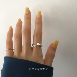 Dettaglio di un set di anelli in argento minimalisti con fasce intrecciate e aperte