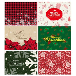 Manteles individuales navideños con cuadros rojos, acebo y texturas festivas de lino