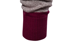 Detailansicht der weinroten und grauen Strickbündchen am Herren-Polo-Langarmpullover