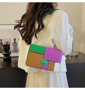 Elegante borsa a tracolla color block con motivi trapuntati e dettagli a catena dorata