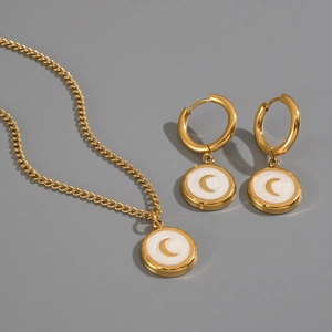 Detailliertes Set aus 18K vergoldeter Kubakette und Ohrringen mit Mondanhänger
