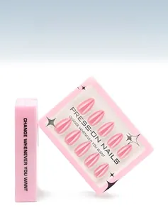 Dettaglio di unghie finte rosa in confezione da 30 pezzi con finestra trasparente