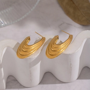 Vue macro des boucles d'oreilles en U avec plaquage or 18K et texture style français