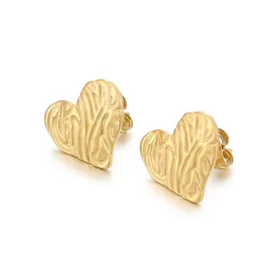 Boucles d'oreilles cœur en acier inoxydable doré avec surface texturée irrégulière