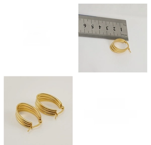 Détails macro des boucles d'oreilles créoles triples en acier inoxydable doré avec fermoir