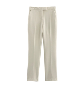 Dettaglio dei pantaloni beige a vita alta vestibilità slim con taglio dritto ed elegante