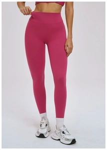 Détail du legging de yoga taille haute rose rouge et du soutien-gorge de sport sans couture