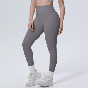 Detail der grauen nahtlosen Yoga-Hose mit hoher Taille und elastischem Formgewebe am Modell