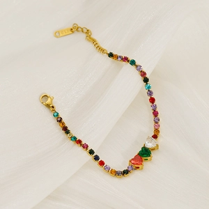 Dettaglio del bracciale tennis in oro 18K con cristalli colorati e pietre a cuore