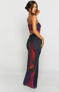 Détail de la robe longue bustier à imprimé floral sombre et coupe ajustée élégante