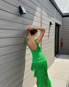Vue arrière détaillée de la robe en tricot vert avec des franges à plusieurs niveaux