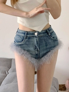 High Waist Jeansshorts für Damen in Blau mit modischem grauen Federbesatz am Saum