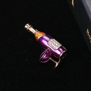 Vue détaillée d'une broche bouteille de vin en émail violet ornée de cristaux brillants