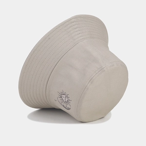 Cappello a secchiello in cotone beige con stampa sole e luna, vista da un angolo di 45 gradi