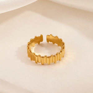 Bague ajustable plaquée or 18 carats en acier inoxydable avec design géométrique ondulé