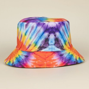 Dettaglio dei motivi tie-dye colorati su un cappello a secchiello in cotone da sole