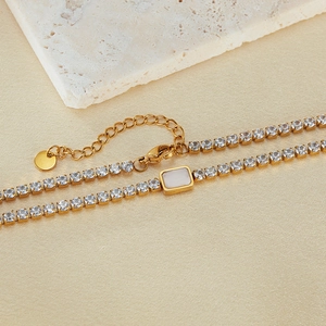 Elegante vergoldete Edelstahl-Tenniskette mit klarem Zirkon und weißem Edelstein-Detail