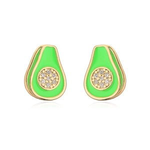 Détail des boucles d'oreilles avocat en or 18 carats avec émail vert et zircons