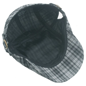 Détail de la doublure intérieure en coton et de la boucle réglable de la casquette plate