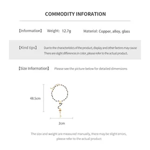 Vue détaillée du collier en perles de verre vintage avec pendentif clé et dimensions