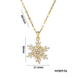 Collier avec pendentif flocon de neige rotatif doré et serti de zircons cubiques