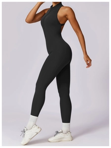 Détail d'une combinaison de sport dos nu avec licou et fermeture éclair pour yoga