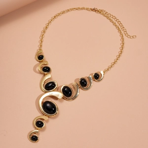 Collier gothique doré avec pendentifs ovales noirs géométriques et esthétique vintage
