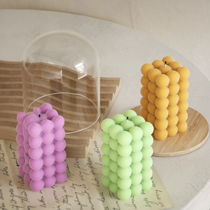 Dettaglio di candele profumate a bolle in viola, verde e giallo per decorazione