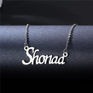 Collier prénom Shonad en acier inoxydable argenté sur un fond bleu foncé texturé
