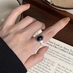 Vintage S925 sterling silver ring with black onyx stone on a twisted rope band worn on finger