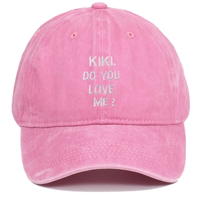 Dettaglio del ricamo KIKI DO YOU LOVE ME su cappello da baseball in cotone rosa lavato