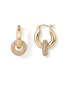 Détail macro de boucles d'oreilles huggie plaquées or 14 carats avec pavé de zircone cubique