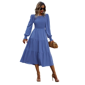 Robe longue plissée bleue à manches longues avec ourlet à volants pour les vacances