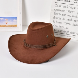 Dettaglio del cappello da cowboy marrone scuro con corda intrecciata e occhielli in metallo