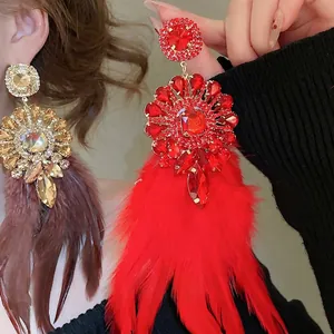 Boucles d'oreilles longues à plumes avec strass étincelants en rouge et marron