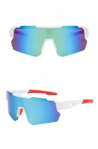 Detalle de gafas de ciclismo blancas con lentes de colores y puntas de patillas rojas