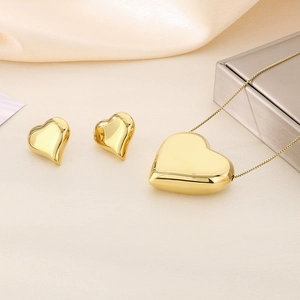 Gros plan d'un ensemble collier et boucles d'oreilles cœur plaqué or 18 carats