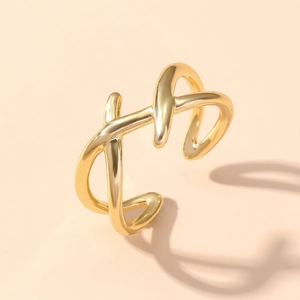 Detailansicht eines goldenen Herzrings mit poliertem, verstellbarem Cross-Over-Band