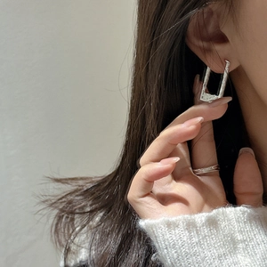 Eleganti orecchini a cerchio rettangolari in argento S925 con trama martellata