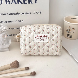Trousse de maquillage matelassée à fleurs vintage avec pinceaux et accessoires d'art