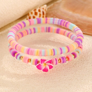 Set di bracciali bohémien con perle heishi colorate, fiore di plumeria rosa e oro