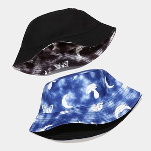 Cappello a secchiello reversibile con stampa fungo tie-dye e design in cotone nero
