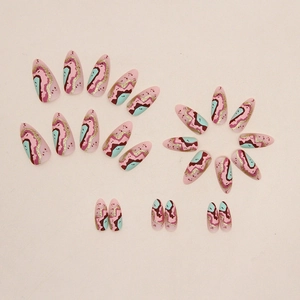 Faux ongles amande abstraits roses et verts avec des accents de paillettes dorées