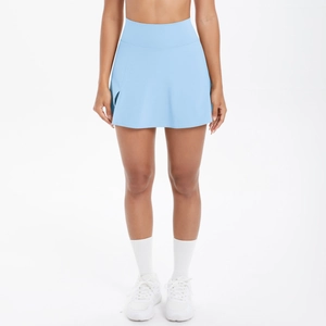 Dettaglio gonna-pantalone sportiva azzurra a vita alta con spacco per il tennis