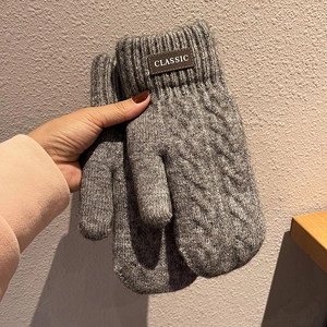 Dettaglio guanto invernale grigio a trecce con etichetta in pelle Classic e polsino a coste